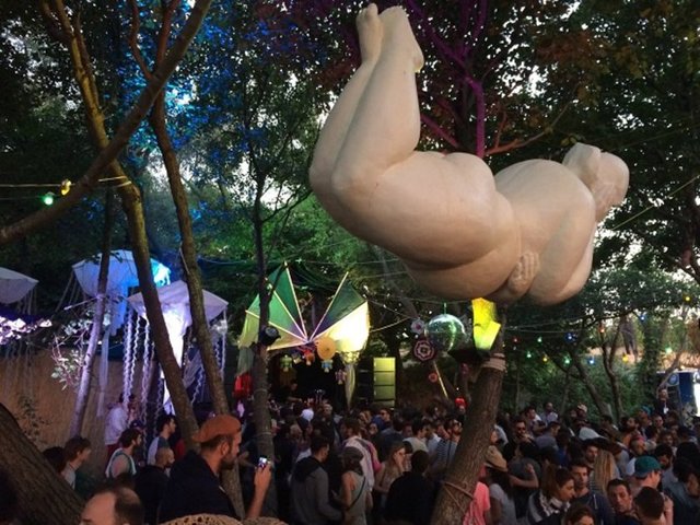 SUMA BEACH - Mekanın rengarenk dekorasyonu tam Instagram'lık! İyi müzik, güneş vs. için haftasonunuzdan bir günü buraya ayırabilirsiniz