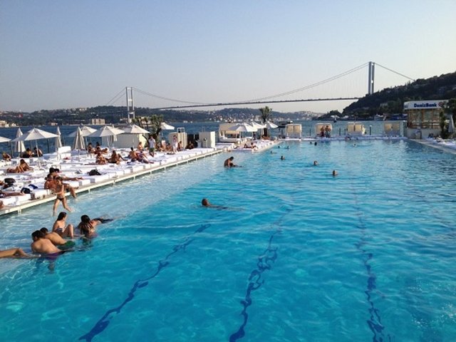 SUADA - Denizin tam ortasında havuzda olmanın tadını çıkarın. Muhteşem manzarası ile şehrin tam göbeğinde, kulaç atabileceğiniz bundan  - daha güzel bir yer de bilmiyoruz
