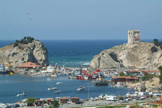 Çünkü günü birlik Şile'ye giden onbinlerce İstanbullu oluyor. Ama baharda deniz mevsimi henüz açılmamışken harika. Baharda plajların sakinliği insanı mest ediyor