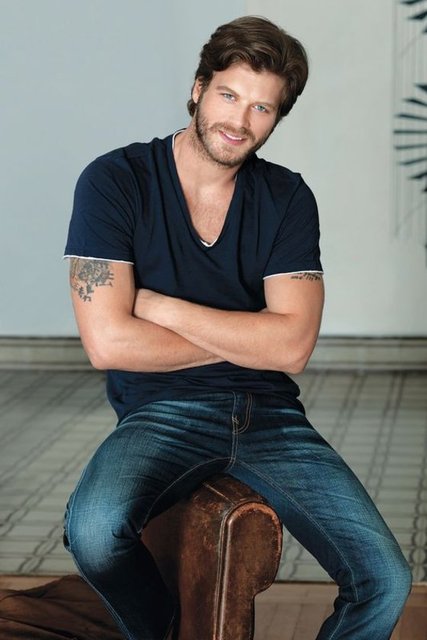 Kıvanç Tatlıtuğ, İngilizce biliyor.