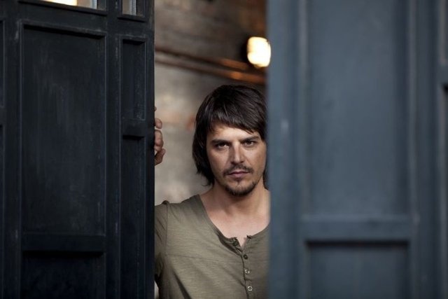 Uzun süre İtalya'da yaşadı. Ana dili gibi İtalyanca konuşuyor. -