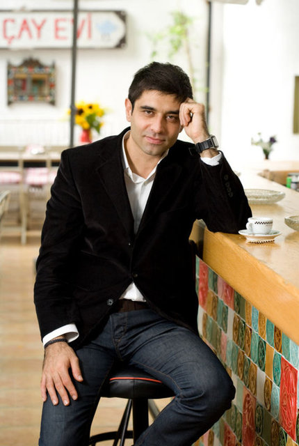 Onun da akıcı bir Fransızcası var. Hatta ilk dönemlerde Türkçesi iyi olmadığı için dizilerde dublaj yapılıyordu.