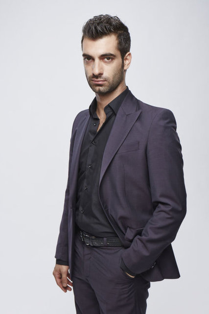 İyi derecede İngilizce biliyor.