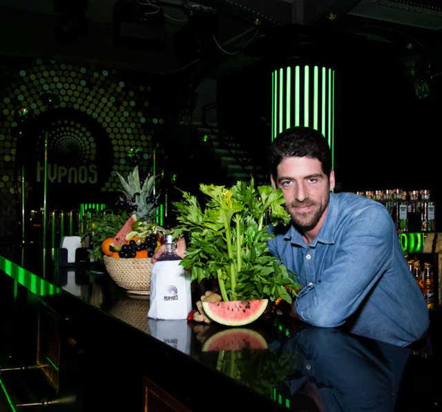 O da iyi derecede Fransızca biliyor.