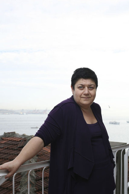 Yılmaz, çok iyi derecede Fransızca da biliyor. Her iki dilde de simültane çeviri yapma konusunda uzman. Papa 16. Benedict'in Türkiye ziyaretinde de çevirmen olarak görev yapmıştı.