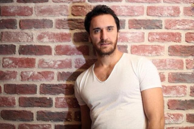 İyi derecede İtalyanca biliyor.