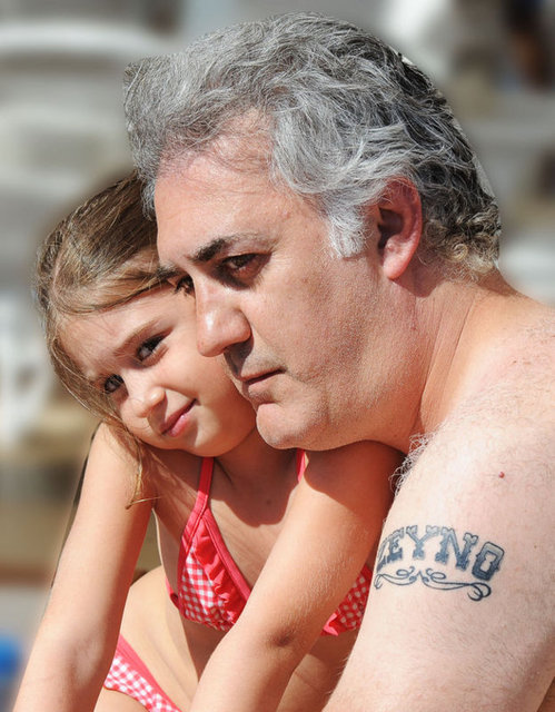 Aktör birkaç aksanda İngilizce konuşabildiğini söylemişti.