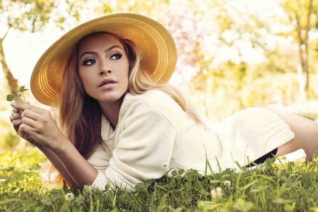 Hadise de akıcı şekilde yabancı dil konuşan ünlülerden.