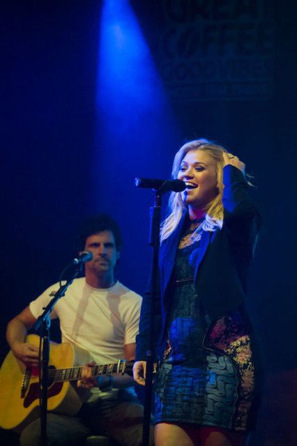 Kelly Clarkson, ABD'de yaygın olduğu gibi İspanyolca ya da Fransızca konuşmuyor.