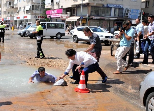 Su borusunun basınçtan dolayı patladığı tespit edilirken, vatandaşların ihbarıyla olay yerine polis ve Antalya Su ve Atıksu İdaresi'ne (ASAT) bağlı ekipler sevk edildi. Trafiği durduran polis ekipleri çekici yardımıyla otomobili çukurdan çıkarttı.
