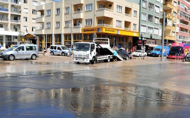 ASAT görevlileri, borudan akan suyu kestikten sonra tamir için çalışmalara başladı. Olayın meydana geldiği yerin raylı sistem hattına yakın bir bölgede olması, seferlerde kısa süreli aksamaya yol açtı. - DHA