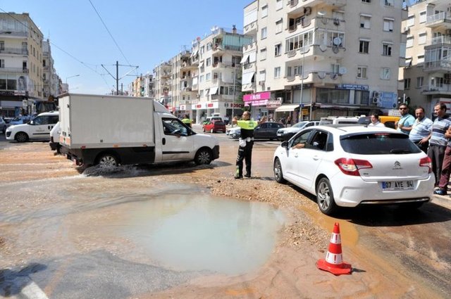 Taş daha sonra olay yerinden uzaklaştı. Otomobil de çukurdar çıkarıldı.