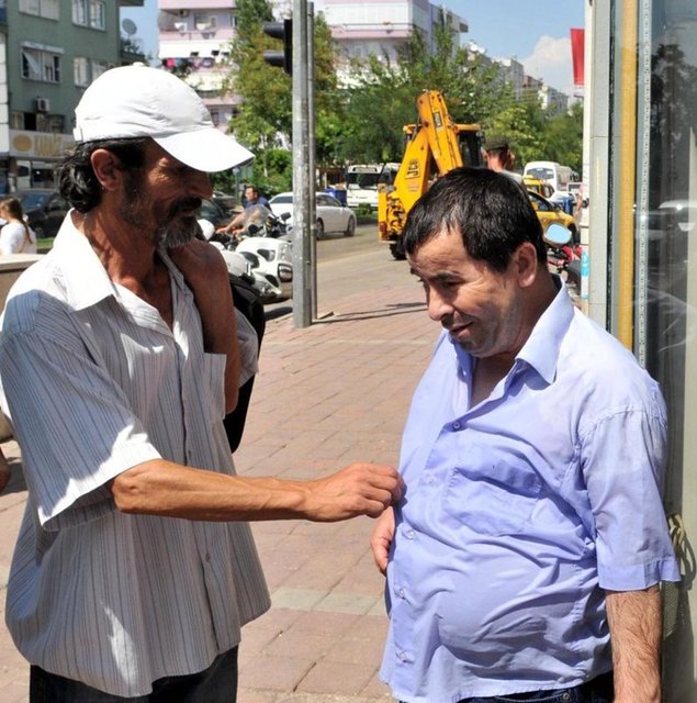 GÖRME ENGELLİ ÇUKURA DÜŞTÜ -  - Bu sırada olay yerinden geçen görme engelli Recep Taş, içi su dolu çukura düştü. Tamamen suya gömülen Recep Taş, çevredekilerin yardımıyla kurtarıldı.