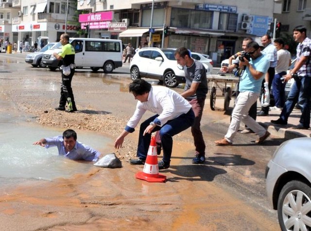 Antalya'da patlayan su borusu asfalt zeminde göçüğe neden oldu. O sırada yoldan geçen otomobil ile bir engelli vatandaş, 2 metre genişliğindeki su dolu çukura düştü.