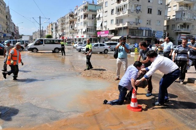 Muratpaşa İlçesi Şarampol Caddesi üzerindeki ana su borusunun saat 14.30 sıralarında patlamasıyla asfalt zeminde göçük oluştu. O sırada olay yerinden geçen bir otomobil, yaklaşık 2 metre genişliğinde ve 1.5 metre derinliğindeki çukura düştü.
