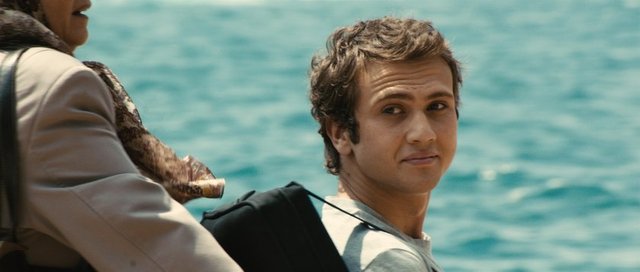 Geçen 2 kişi kendi arasında Ceylan Çapa'nın şehzadenin elinde sigara söndürdüğünü konuşuyordu.