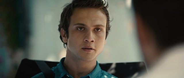 İddiaya göre sosyetik güzel geçtiğimiz günlerde Çeşme'de oyunculuk kariyerinde yükselişini sürdüren İynemli'nin elinde sigara söndürdü.