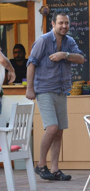 Yok böyle kıyak! Nejat İşler, Bodrum'da ev arayan senarist arkadaşı Ercan Mehmet Erdem'e hiçbir talepte bulunmaksızın evinin kapılarını açtı.