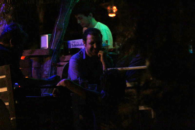 Oyuncunun 4-5 bardak içecek tüketmesi, "alkol aldığı" şeklinde yorumlandı.