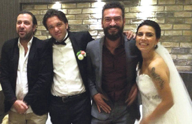 - İşler, parmağı kesilen elini gizledi. -