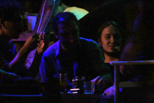 Önceki gün Gümüşlük'teki Club Gümüşlük'te arkadaşlarıyla hasret gideren ünlü oyuncunun hemen her şeyi sol eliyle yaptığı görüldü.  -