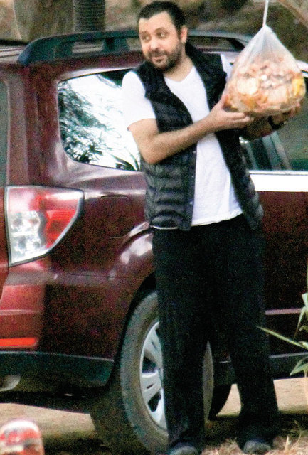 Ünlü oyuncu sabah bardan çıktıktan sonra kız arkadaşının kullandığı otomobille evine döndü.