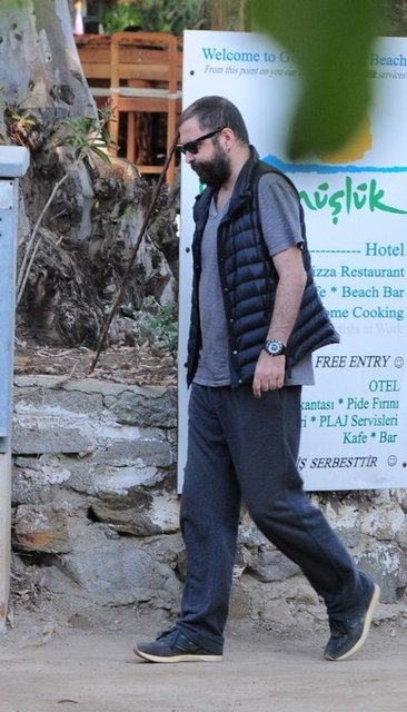 Çok sevinen Erdem, İşler'in Gümüşlük'teki evinin alt katına taşındı