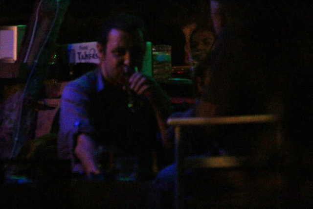 5 BARDAK İÇTİ - Sağ elini kullanmamaya çalışan ünlü oyuncunun, ciddi bir hastalık sonrası tedavisinin devam etmesine rağmen sigaradan uzak durmaması dikkat çekti.