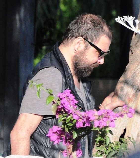 3 ay yoğun bakımda kalan, geçirdiği  5 saatlik bir operasyonla  2 parmağı kaybeden Nejat İşler, Bodrum'da eski hayatına döndü.