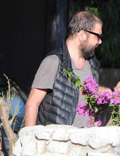 EVİNİ 200 BİN DOLARA ALMIŞTI - Behzat Ç. dizisinde birlikte çalışan ikili çok iyi anlaşıyor. İşler, sık sık dert anlatmak içinde alt kat komşusu Erdem'in kapısını çalıyor.