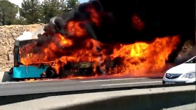 Olayda yanarak can veren 48 yaşındaki Ahmet Nalbantoğlu'nun babası Emin Nalbantoğlu'nun da 2 yıl önce yine bir arife günü trafik kazasına kurban gittiği ortaya çıktı.