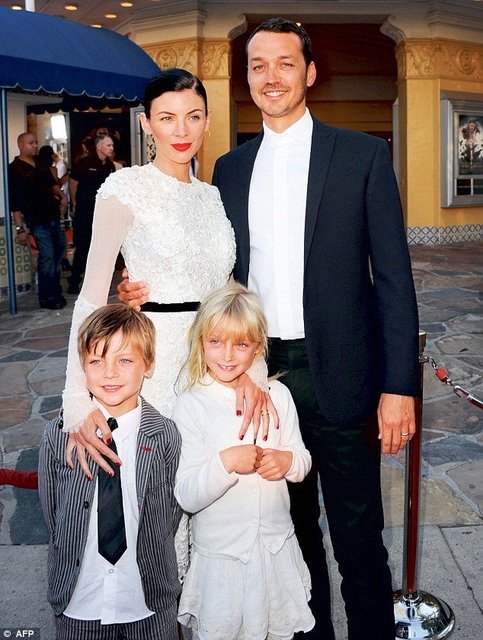 Ünlü yönetmenin olayın ortaya çıkmasın ardından boşanmak için eşi Liberty Ross'a milyon dolarlık bir anlaşma sunduğu öğrenildi.