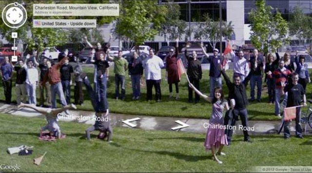 Google Street View'e "Charleston Road, Mountain View, CA" yazıp arattığınız zaman Street View aracının geleceğini haber alıp karşılama töreni hazırlayanları görebilirsiniz. Hatta bazılıarnın ailelerine mesaj bile gönderdiği gözüküyor.