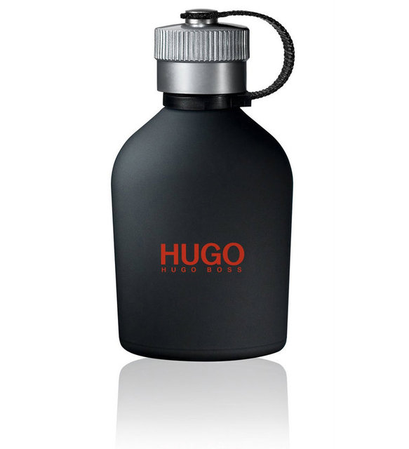 Hugo Boss Just Different, nane yaprakları, fesleğen, frezya, cashmeran notaları ile yaratılmış, yaratıcı ve sosyal beylerin kokusu. Aslında gittiğiniz her yerde ilham dağıtmak için serin ve canlı bir koku. Fiyatı 235 TL.