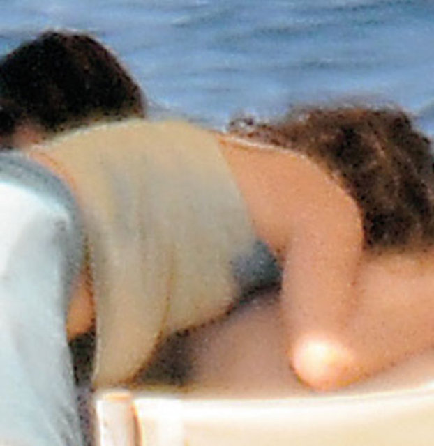 Deniz sonrası duş alan ve bir an olsun ayrılmayan ikili, arkadaşları İrem Güreli ve Kaya Demirer ile teknenin arka kısmında sohbet etti.