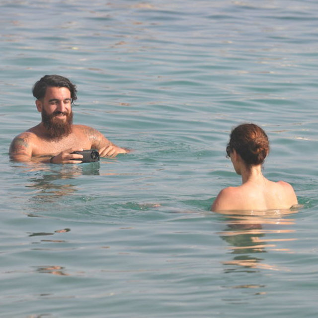 Aya Yorgi Koyu'nda DJ Emrah Göktaş'la denize giren güzel şarkıcı, bol bol fotoğraf çektirdi.