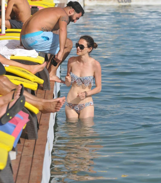 Çak Bir Selam şarkısı yazın hitleri arasına giren Ayşe Hatun Önal, konser için Çeşme'ye geldi.