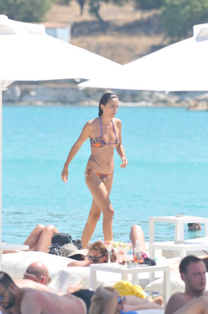 Ayayorgi Koyu'nda gün boyu güneşlenen güzel manken Ebru Öztürk, serinlemek için kendini beach'in iskelesinden serin sulara bıraktı.