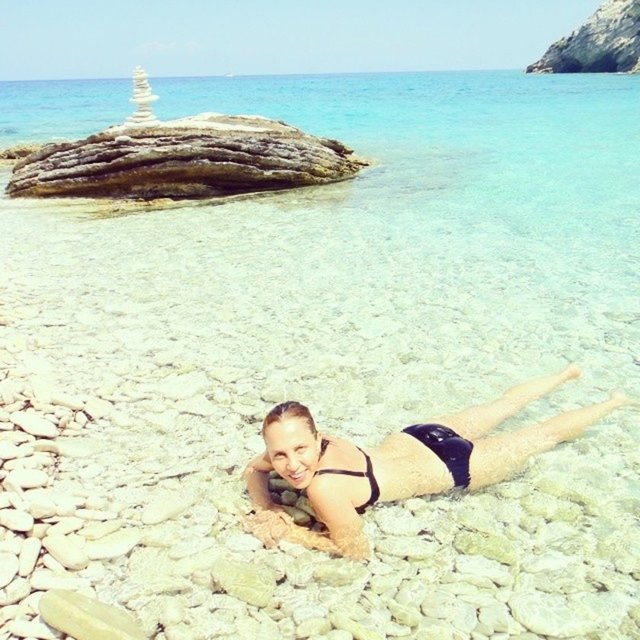 Bodrum'da denize giren Erener Instagran hesabından bu fotoğrafı paylaşarak  "Uzanmışım kumsala, güneş damlar içime" yazdı.