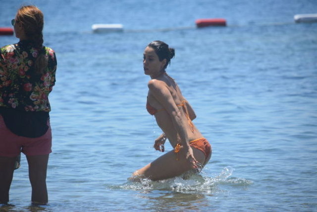 Gümüşlük'teki halk plajında denize giren Cansu Dere çok konuşulmuştu.