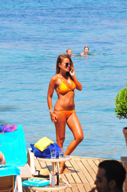 Bronzlukta Eda Taşpınar'la yarışan güzel sunucu, önceki gün sahilde turuncu bikinisiyle boy gösterdi.