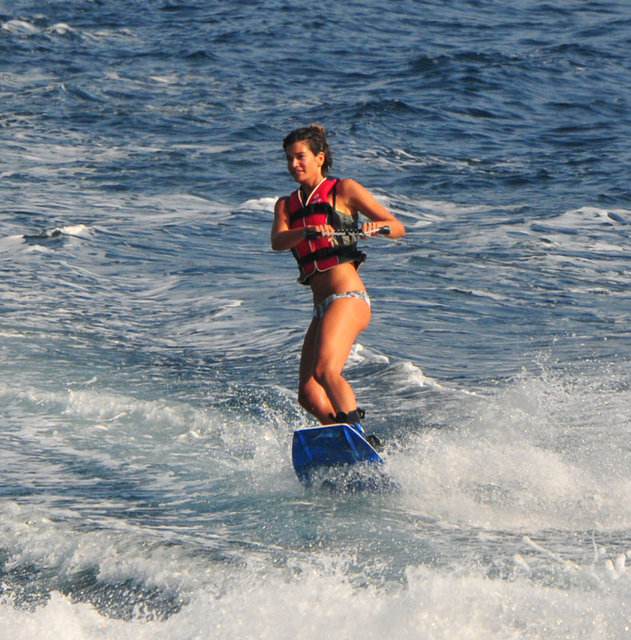 Bir süre barda oturduktan sonra bir tekneye binen Tüzünataç, can yeleğini giyip bir saat boyunca su kayağı yaptı.