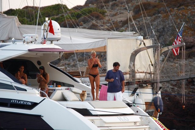 Pınar Altuğ ve kızı Su da denizin tadını çıkaran isimler arasındaydı.