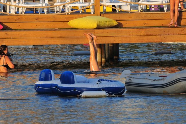 Laçin'in bir süre suda baş aşağı durması ise ortaya bu ilginç görüntüyü çıkardı.
