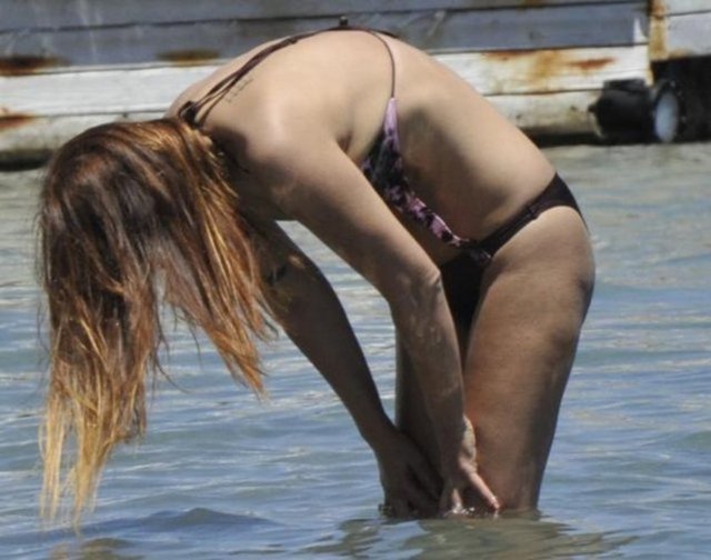 Doğum kilolarından kurtulmaya çalışan Demet Akalın da bikinli güzellerden...