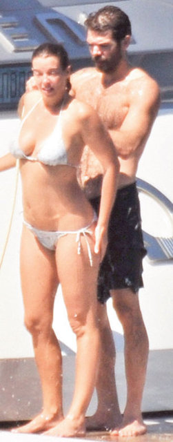 Türkbükü'ne demirledikleri teknelerinde arkadaşlarıyla bir araya gelen çift,  aşk tazeledi.