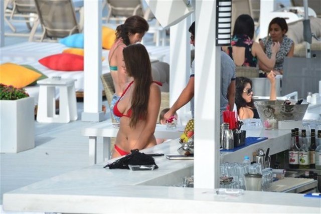 Olay kadın Ebru Şancı da plaj güzelleri arasında...