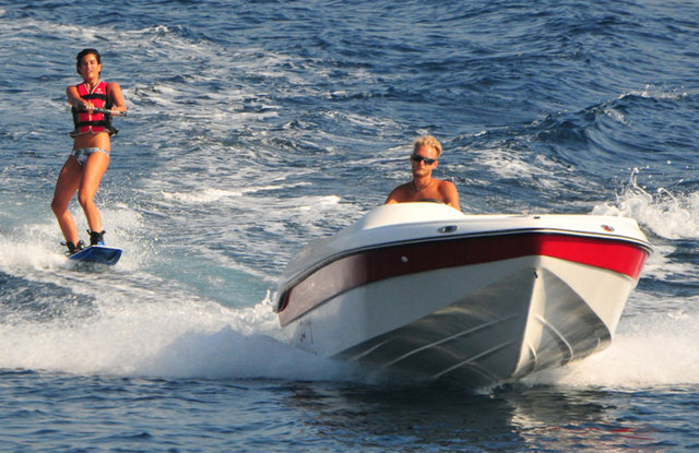 Su üstündeki cesur hareketleri ve düzgün fiziğiyle tüm dikkatleri üzerine çeken Tüzünataç kıyıya yüzerek çıktı.