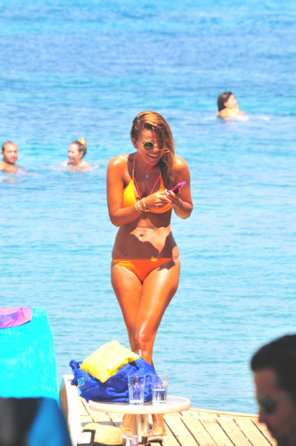 2014'E ONLAR DAMGASINI VURUYOR  -  - Özlem Yıldız'ın tatili aralıksız sürüyor.