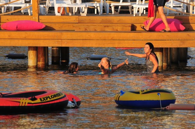 Tatiline Bodrum Yalıkavak'ta devam eden oyuncu, önceki gün arkadaşlarıyla deniz keyfi yaptı.